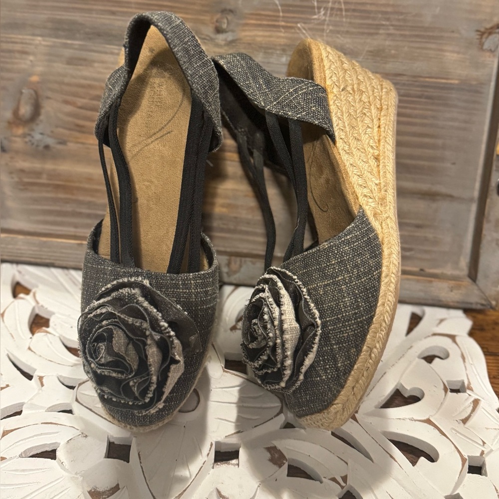 White Mountain Women’s Size 6 1/2M Serene Black Linen Fabric Flower Wedge Sandal